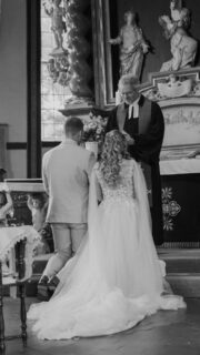 … nicht nur für die romantischen Portraits sorgen, sondern auch eure Rückzugsmöglichkeit für Zeit zu zweit sein. Nutzt diesen Moment, um als Paar zu reflektieren, euch die Magie des Tages bewusst werden lassen und kurz Zeit zum Durchatmen sein. 

… euch nicht lange von den Gästen fernhalten, sondern 2-3 x 10 Minuten around dauern. So könnt ihr unterschiedliche Lichtstimmungen nutzen

Hast du dir darüber im Vorfeld Gedanken gemacht? 

#weddinginspiration #bridestyle #weddingdress #weddingcouple #gettingmarried #weddingphotographer #hochzeitsfotografie #hamburgphotographer