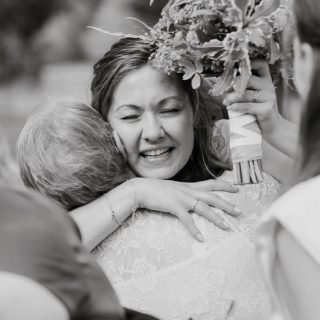 Happy Hochzeitstag ihr Lieben. 
Eure farbenfrohe freie Trauung zu begleiten war ganz besonders für mich. Ich hab noch immer Tränen in den Augen, wenn ich an all die emotionalen Momente zurückdenke. Ganz viel Liebe für euch. 

Blumen: @naturwerkstatthamburg 
Location: @doe_maar_1777 
Worte: @alicia.redenmitliebe 

#heirateninhamburg #freietrauung #weddingmoments #inthemomentphotography #hamburghochzeit #hamburghochzeitsfotograf #hamburghochzeit #scheunenhochzeit #hamburgwedding #hochzeitsreportagehamburg #realweddingmoments