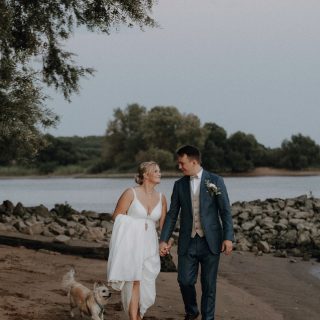 Happy Hochzeitstag ihr Lieben … ihr habt das Atelier mit Lachen und die Scheune mit bewundernswerter Liebe zum Detail gefüllt. Auf euch und eure Liebe 🍾❣️

Location: @doe_maar_1777 
Hairstyling @hairstylebylina
Fotos @stefaniebaars_fotografie 
Secondshooter @christianthiem_familiendoku