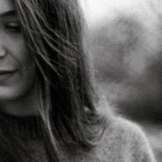 Manchmal brauchst du keinen neuen Ort – nur einen Moment mit dir selbst.

Den Wind, der dich daran erinnert, loszulassen.
Das Licht, das dich findet, wenn du stehen bleibst.

🍂 Welches Gefühl bringt dir der Herbst? Schreib’s in die Kommentare.

#emotionalportrait #hamburgfotografie #moodyvibes #blackandwhiteportrait #portraitwoman #autumnmood #emotionalphotography #hamburgfotograf #authenticmoments #fineartmood