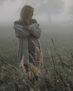 Nebel geht nicht für dein Babybauchfoto? Wir fanden es Mega im Nebel mitten hier am Deich und konnten spontan sein, um diese einzigartigen Babybauchfotos outdoor zu machen. Der Einsatz hat sich so gelohnt.

Es hat sowas mystisches und ruhiges. Ich lieb diese besondere Stimmung total.
Und du ? 

Heut Morgen im Nebel am Deich auf dem Weg nach Lüneburg ist mir dieses Shooting wieder eingefallen und, dass ich noch nicht mal etwas davon gezeigt habe.  Was einfach so so schade ist. 

Der Winter ist noch lang und wer weiß was sich noch für Möglichkeiten ergeben. 

Wofür würdest du spontan alles stehen und liegenlassen? 

#babybauchhamburg #mothersfinest #momtobe #stefaniebaars_fotografie #fotografinhamburg #bergedorf