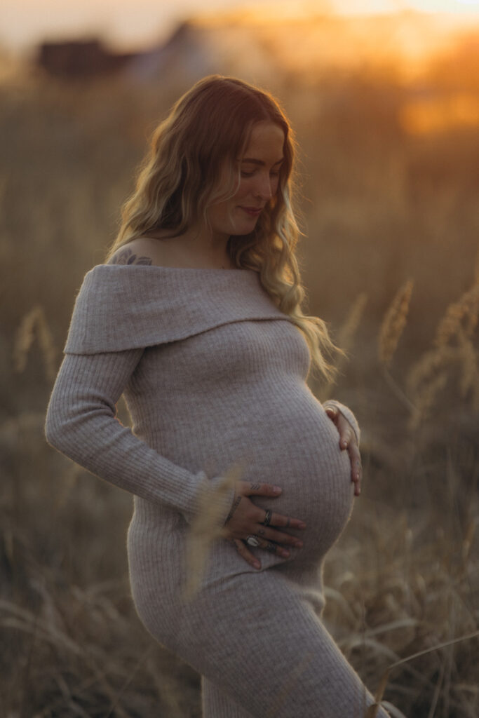 Schwangere Frau im Abendlicht