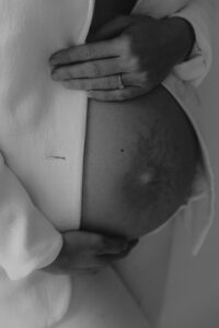 Detailbild Nahaufnahme Babybauch modern im Fotostudio Stefanie Baars