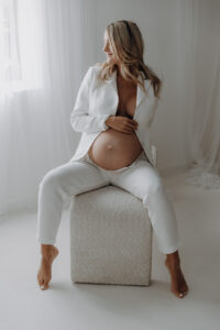 Portrait Schwangerschaft modern Frau weisser Hosenanzug