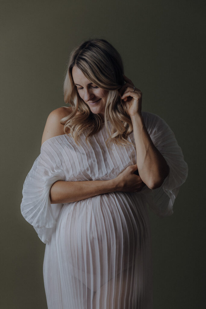 Schwangere Frau Fotoshooting im Studio bei Stefanie Baars