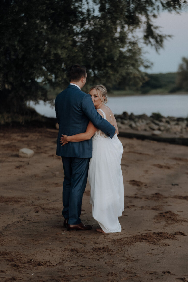 Brautpaar im Abendlicht am Elbstrand