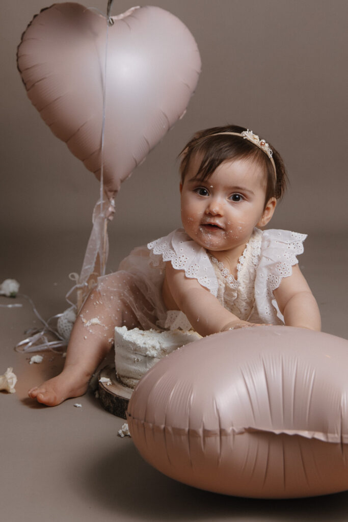 Foto eines Mädchens beim Cakesmashfotoshooting im Studio von Stefanie Baars Fotografie