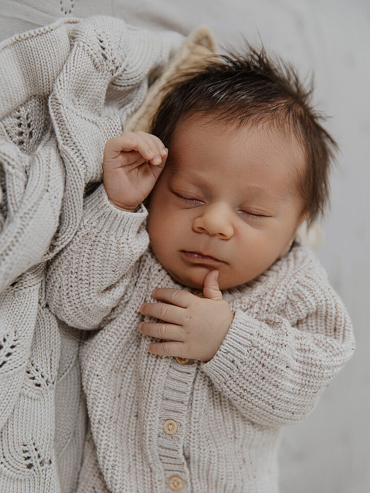 Portrait eines Neugeborenen Jungen im Studio von Stefanie Baars Fotografie in Hamburg